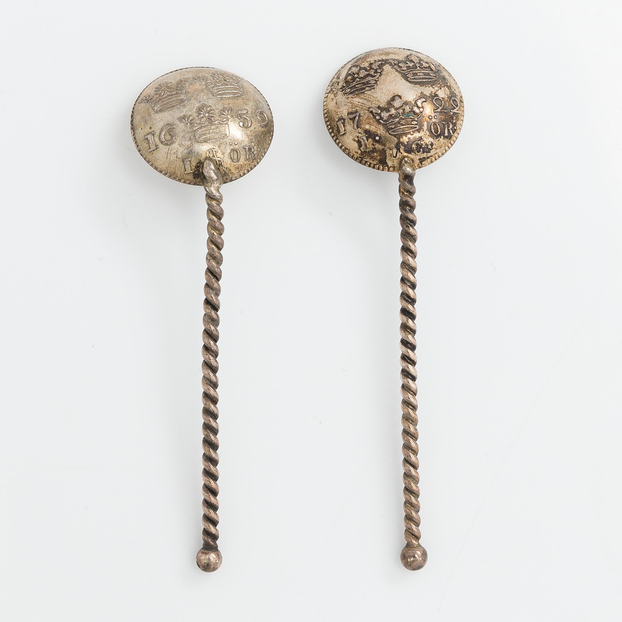 Saltkar och dryckeskanna i miniatyr, silver, C G Hallberg, Stockholm 1900-1904. I original ask.