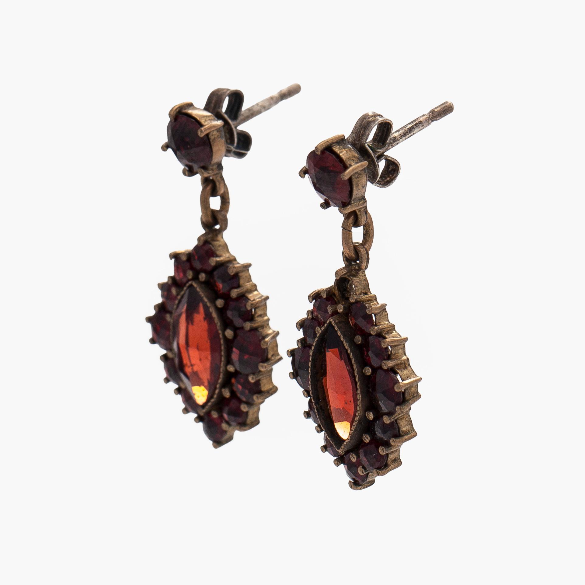 Necklace and earrings, Victorian, faceted garnets, gilded silver.