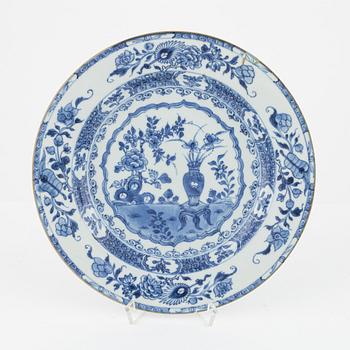 43 blue and white pieces to a dinner service, China, Qing dynasty, mostly Qianlong (1736-95).
