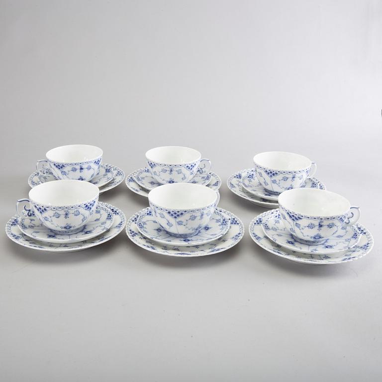 SERVIS 13 dlr Musselmalet helblonde och halvblonde Royal Copenhagen Danmark porslin 1900-talets senare del.