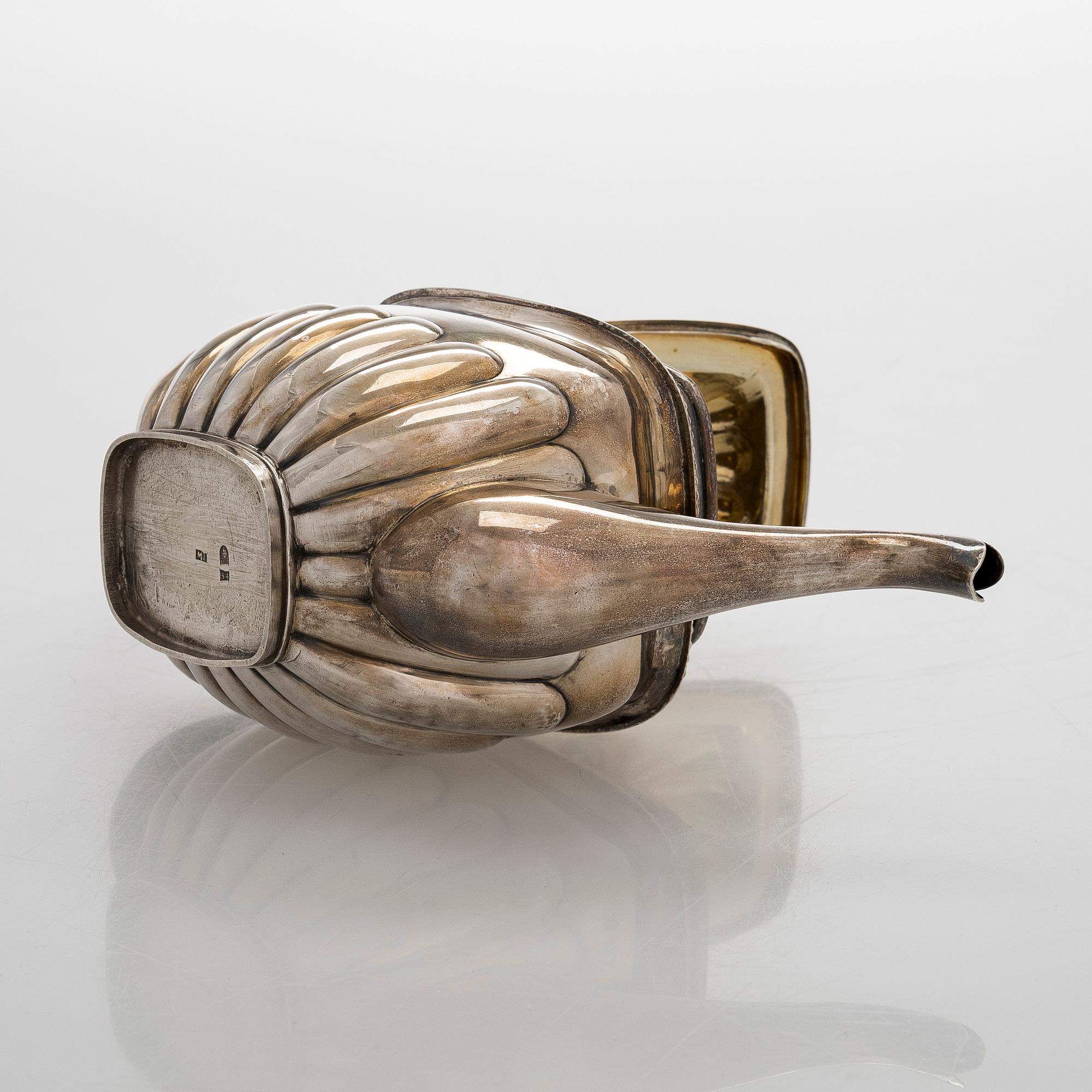 A silver teapot, maker's mark of Matvei Grechushnikov, Moscow 1823.