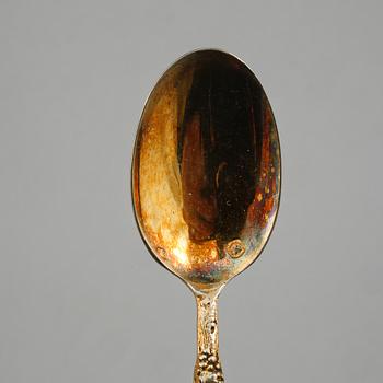 PARTI FÖRGYLLT SILVER, 31 delar, bl a I Sundström, Stockholm, 1800/1900-tal. Vikt 445 g.