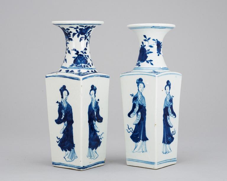 VASER, 2 st, porslin. Qing dynastin, 1800-tal.