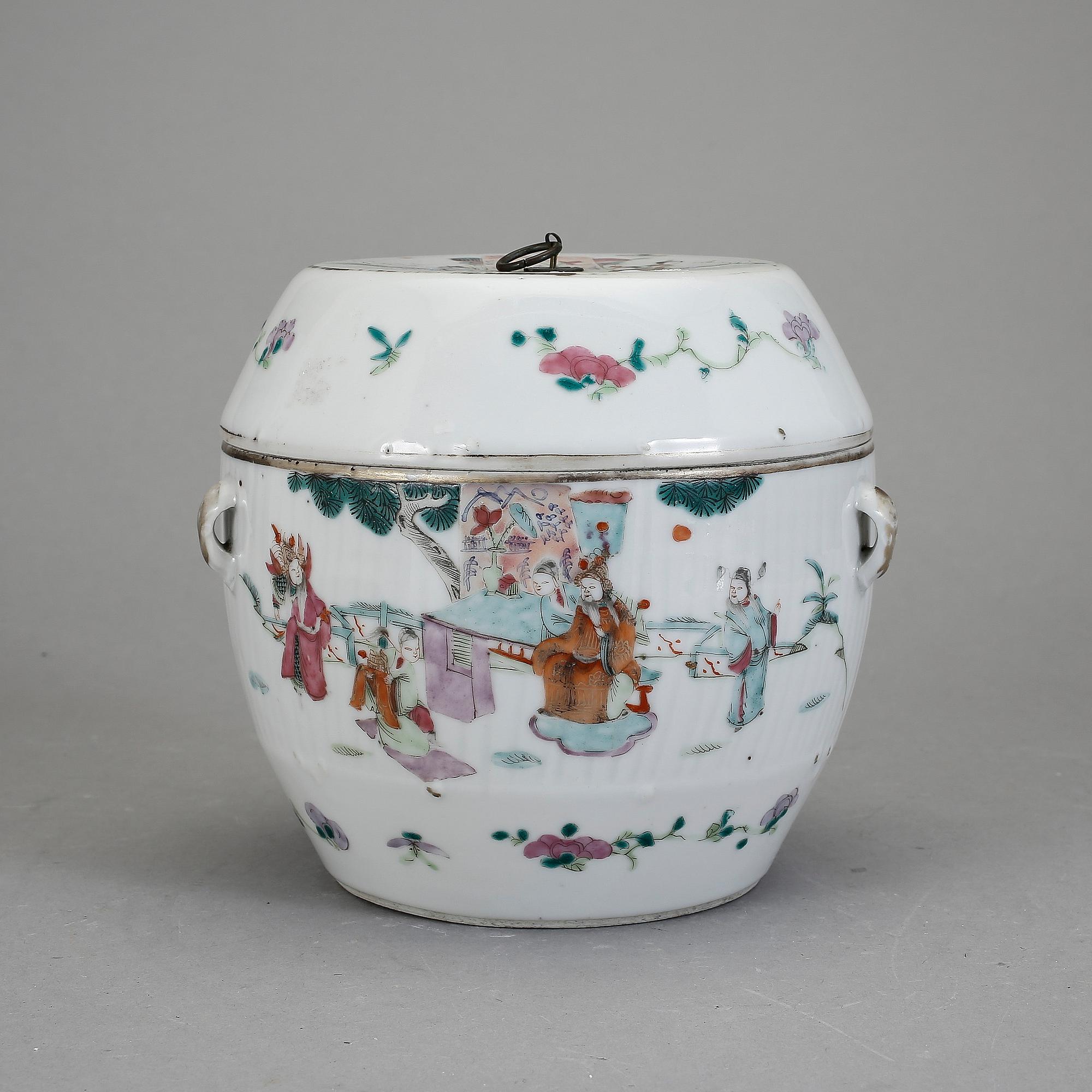 KAROTT MED LOCK, porslin, Kina omkring 1900.