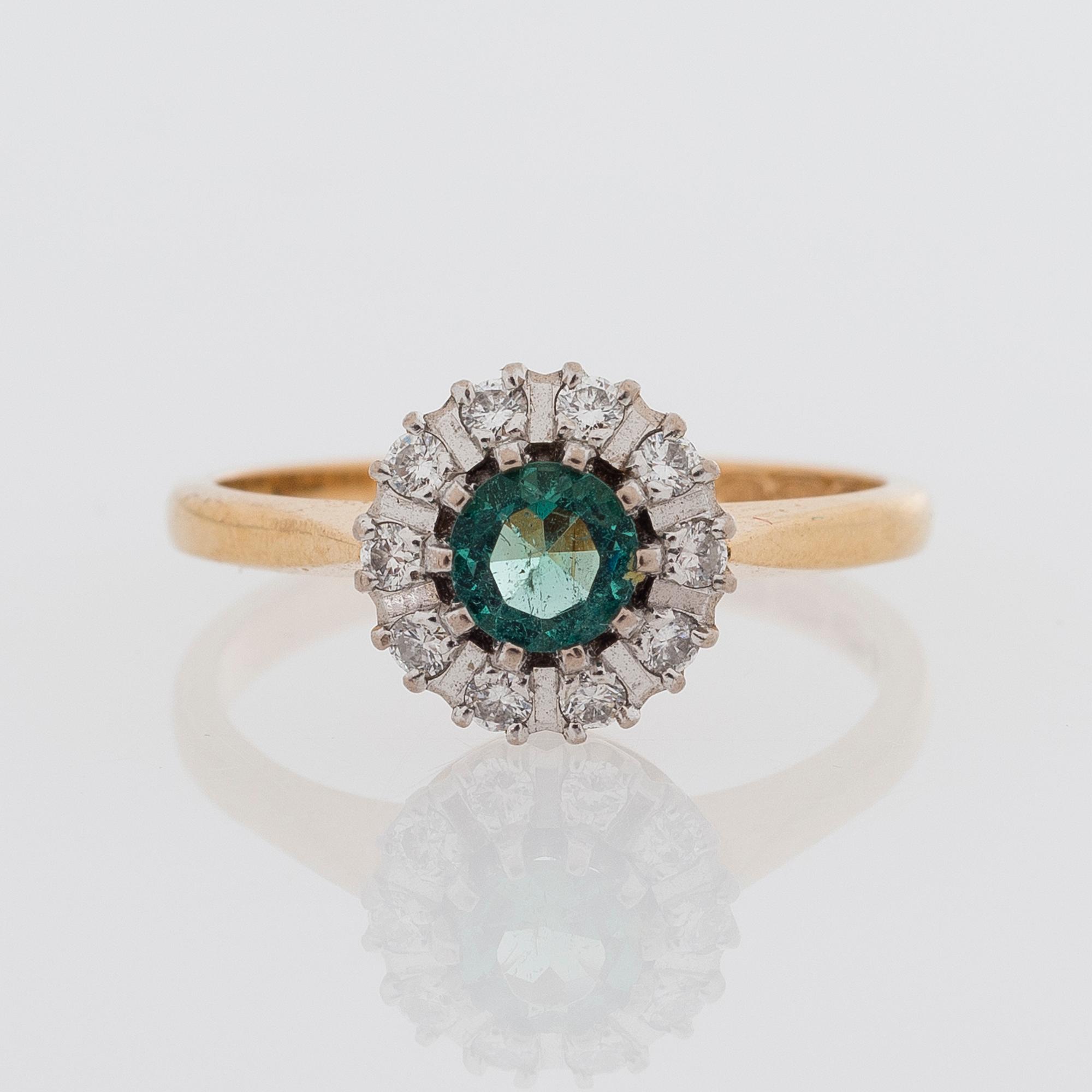 A RING, facetted emerald, brilliant cut diamonds, 18K gold. Kupittaan Kulta, Turku 1989.