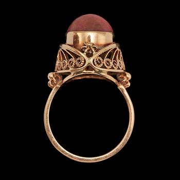 RING, 14k guld med cabochonslipad sten. Vikt 6 g.