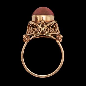 RING, 14k guld med cabochonslipad sten. Vikt 6 g.