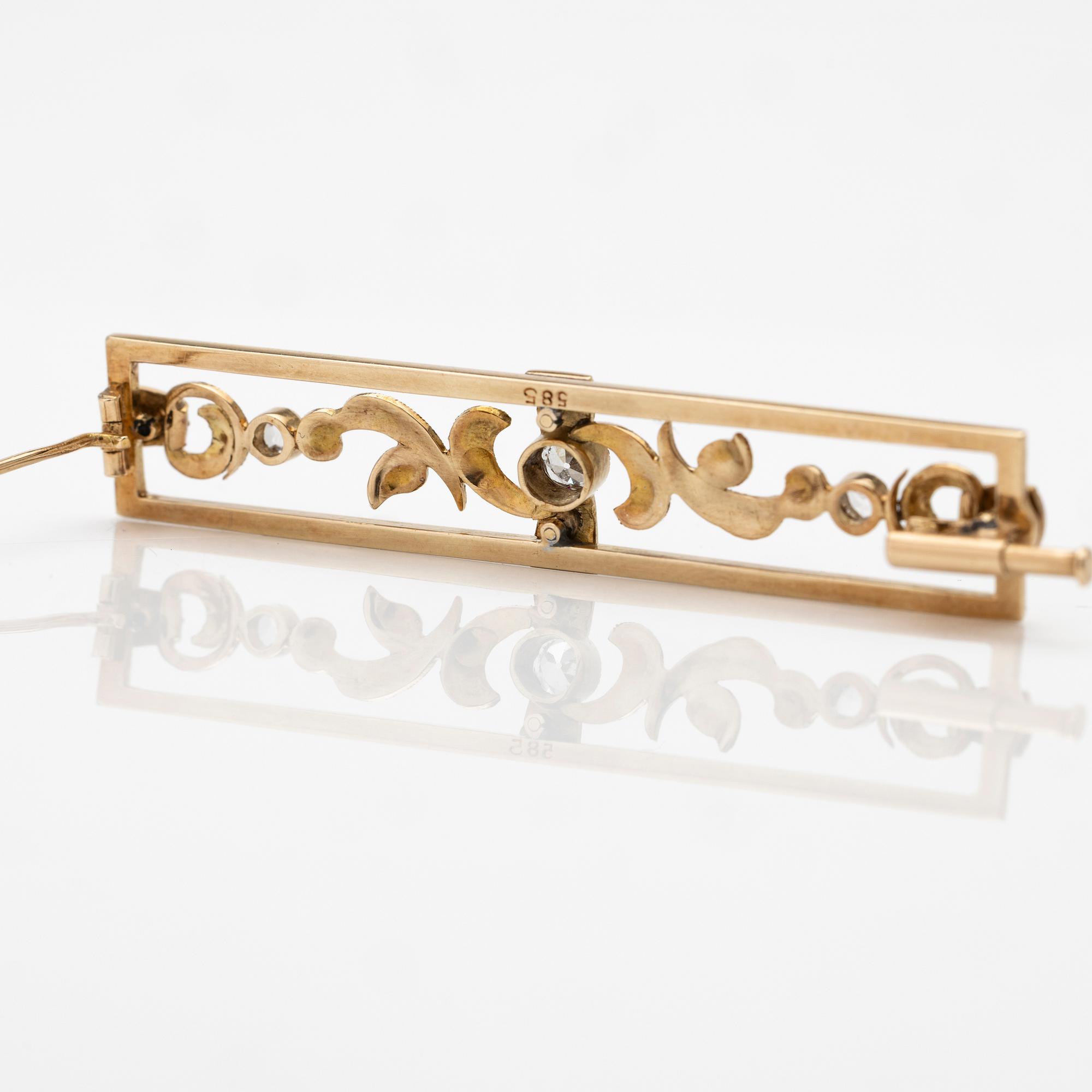 Brooch, 14K gold, first half of the 20th century.
