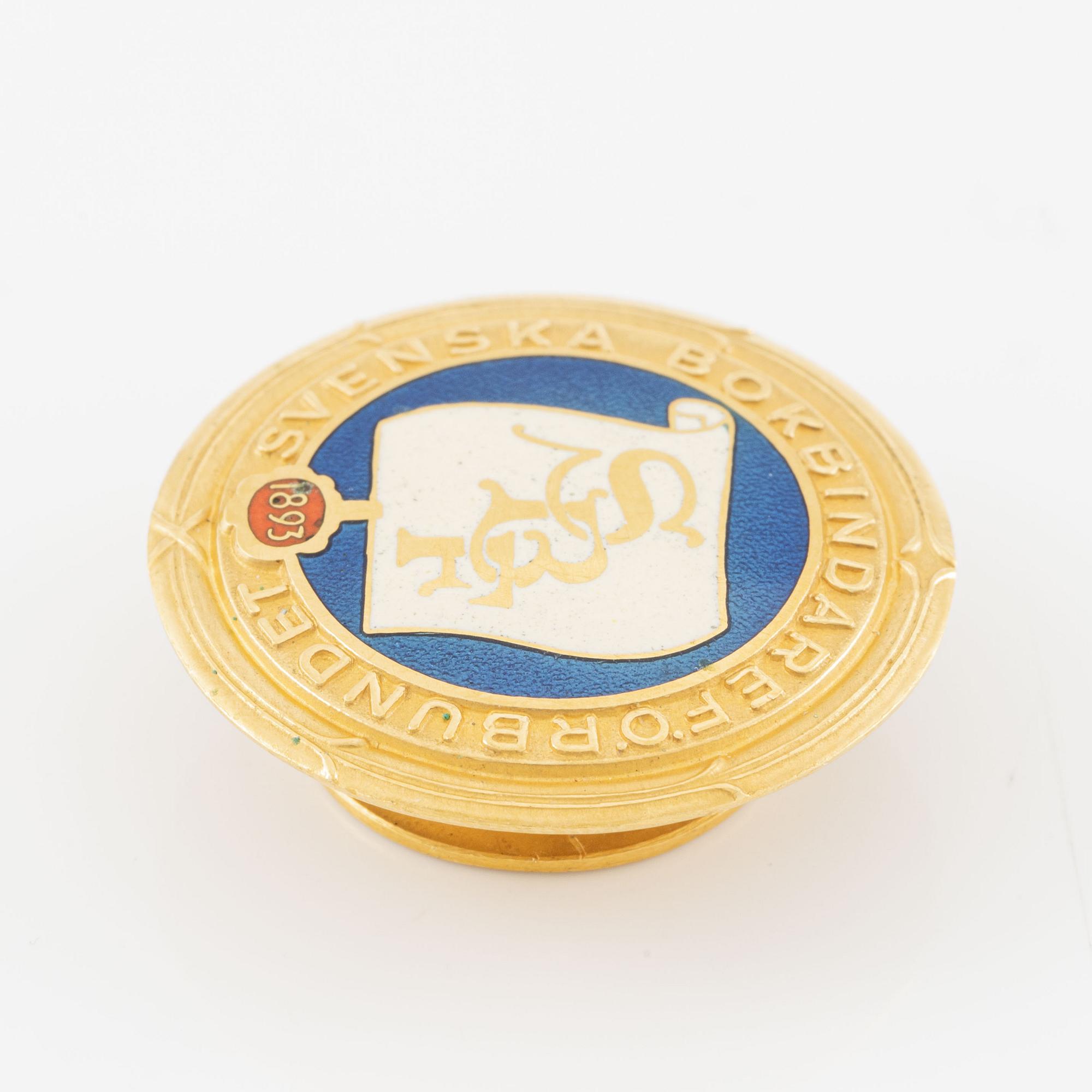 Button, Sweden's Bookbinders' Association, 18K gold and enamel.
