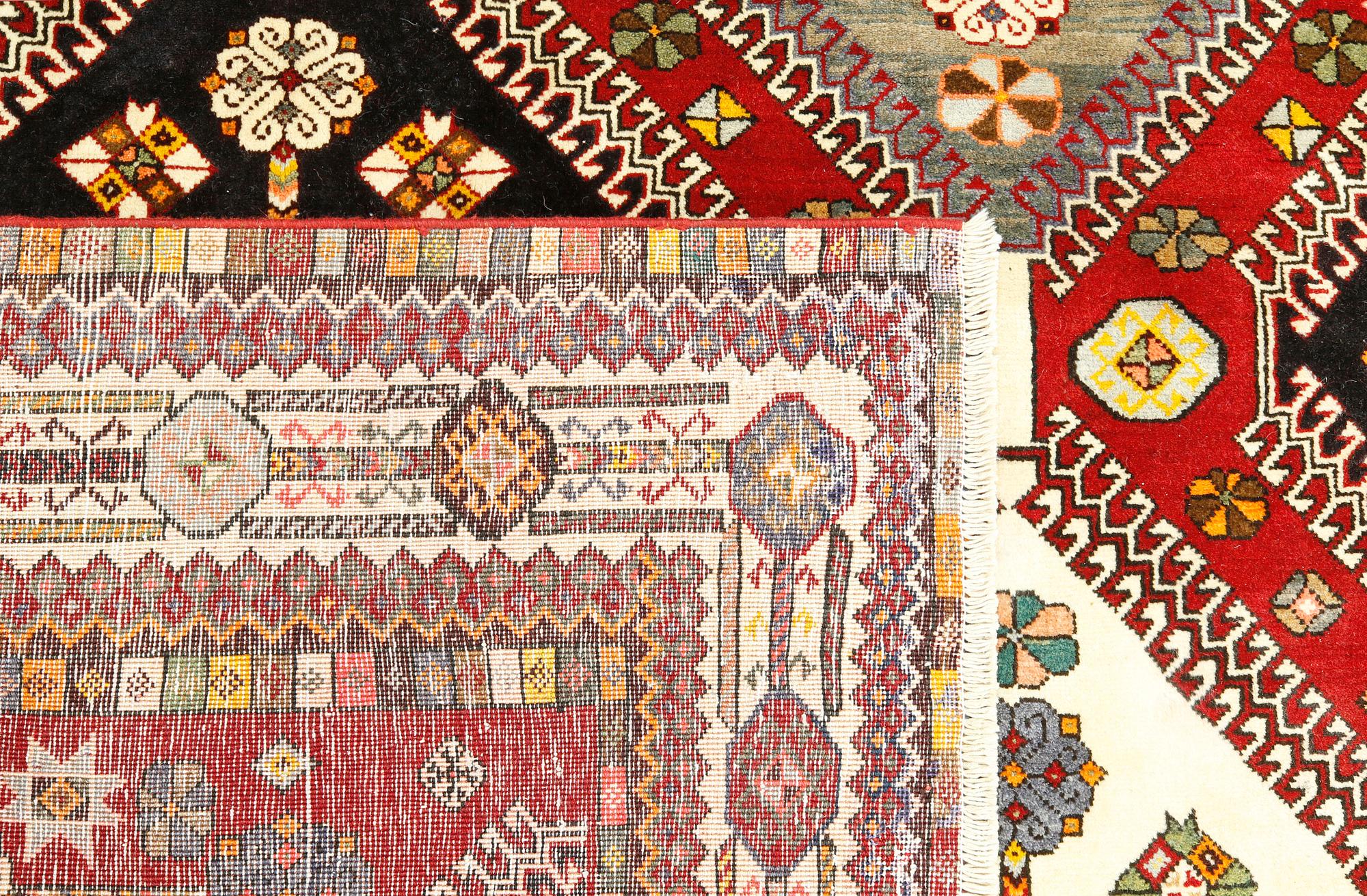 A Qashqai carpet, approx. 290 x 216 cm.