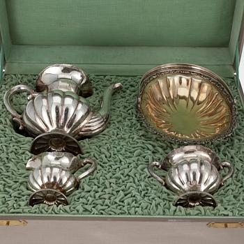 KAFFESERVIS, 4 delar i ursprunglig förvaringslåda. 813 silver. Finska Guldsmeds Ab, Helsingfors 1937. Silvervikt 1650 g.