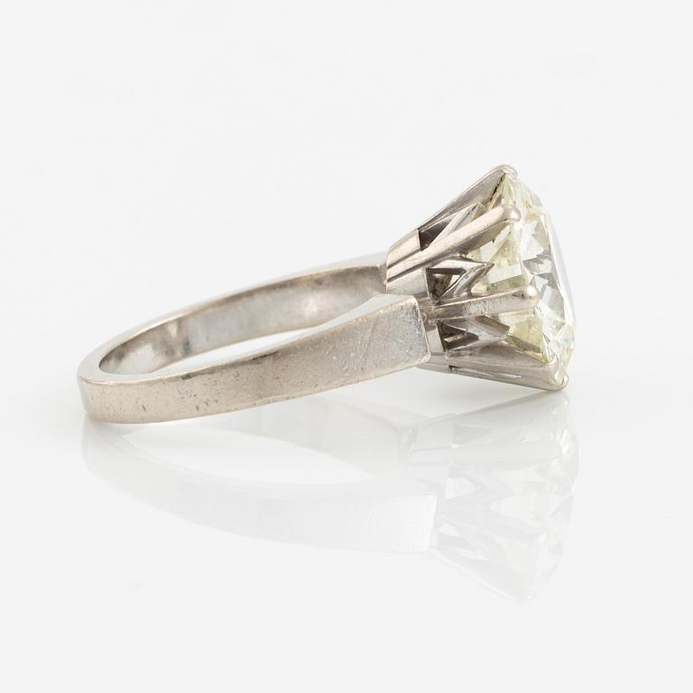 A WA Bolin ring in 18K white gold set with a round brilliant-cut diamond.