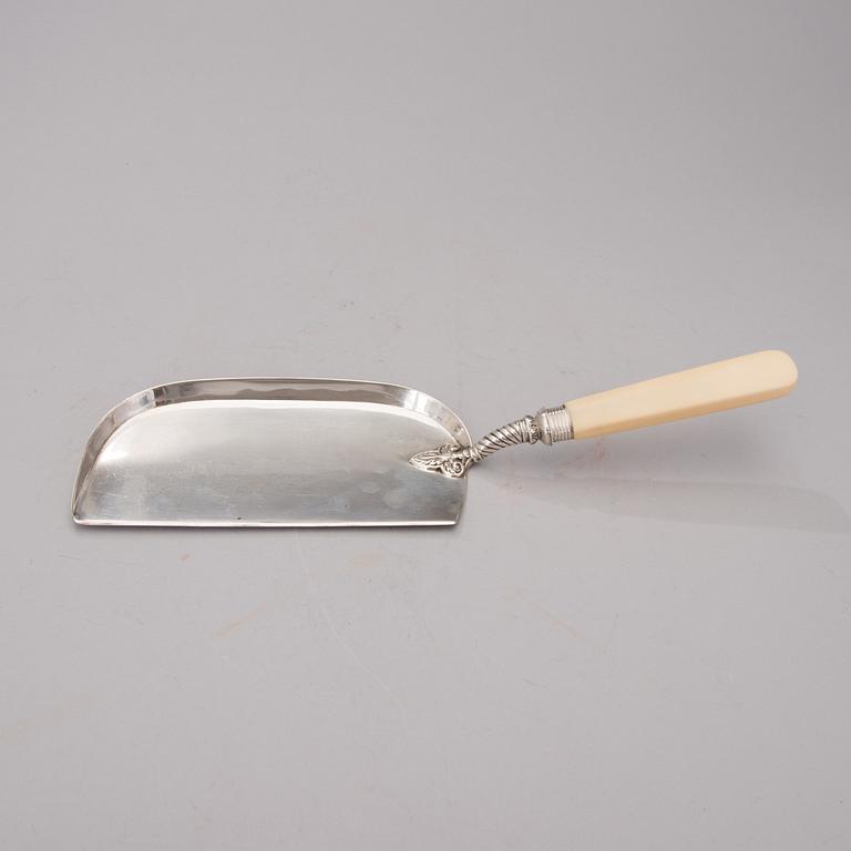 AN EDWARDIAN SILVER CRUMBER, marks of Mappin & Webb, Sheffield 1904.