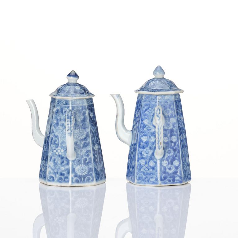 A pair of blue and white pots with covers, Qing dynasty, Kangxi (1662-1722).