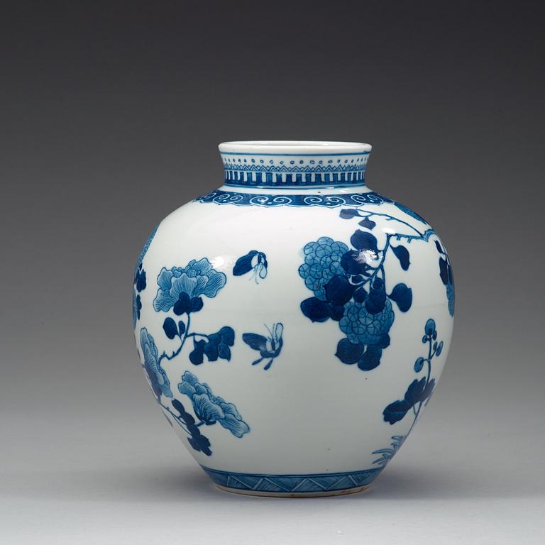 A blue and white pot, late Qing dynasty, circa 1900.