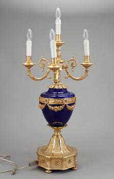 KANDELABER, porslin och brons. 1900-tal.