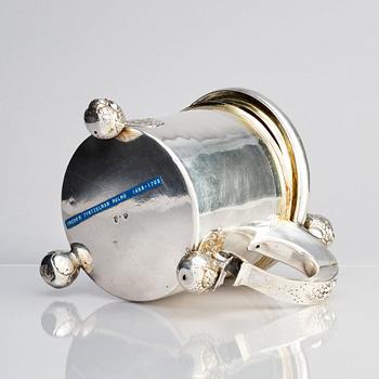 Dryckeskanna, delvis förgyllt silver, sannolikt av Jacob Fleischmann (verksam i Arensburg 1675-1698, Estland). Barock.