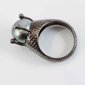 RING, svärtat silver, thaitipärla samt diamanter.