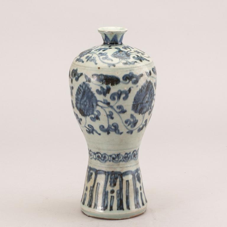 A blue and white Meiping vase and a bowl, 16th Century.