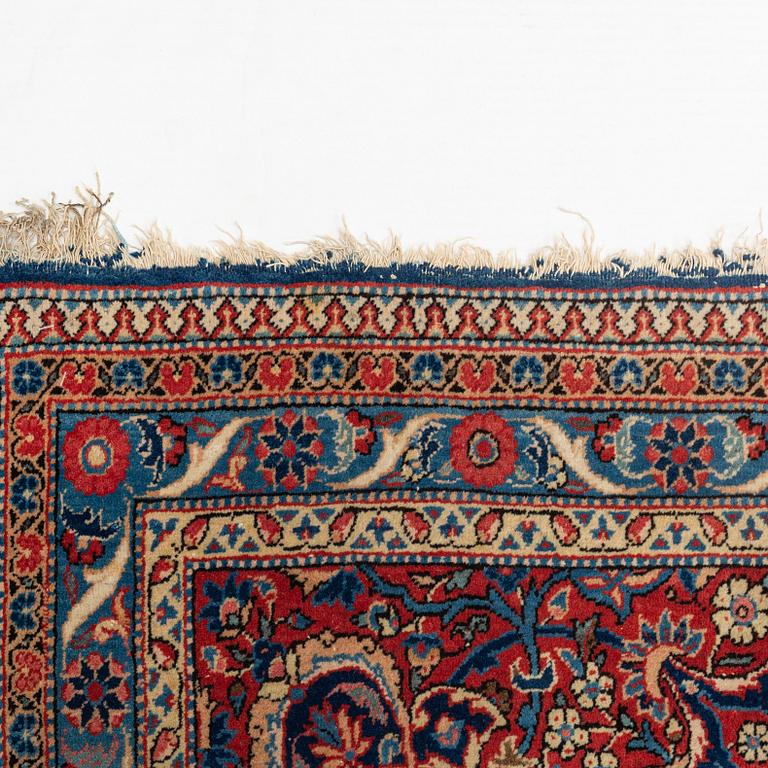 A carpet, semi-antique, Kashan, ca 443,5 x 314,5 cm.