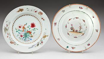 TALLRIKAR, 2 st, kompaniporslin. Kina, Qing dynastin, Qianlong (1736-95).