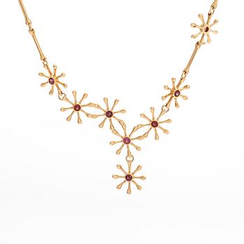 Kirsti Doukas, halsband, "Pohjantähti", 18K guld och granater, Kalevala Koru, Helsingfors 2006. Numrerad 86/200.