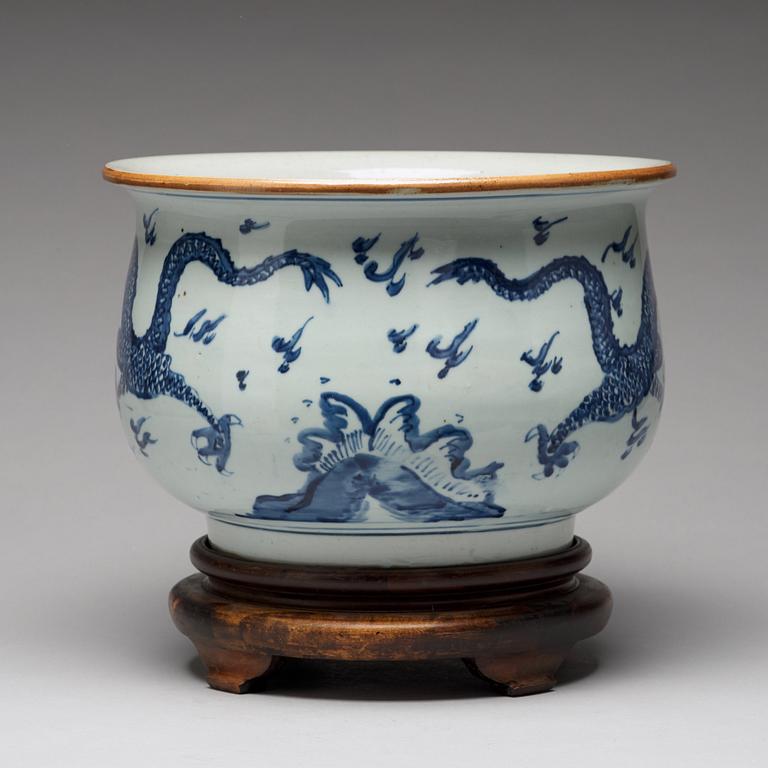 A large blue and white flower pot, Qing dynasty, 18th Century.