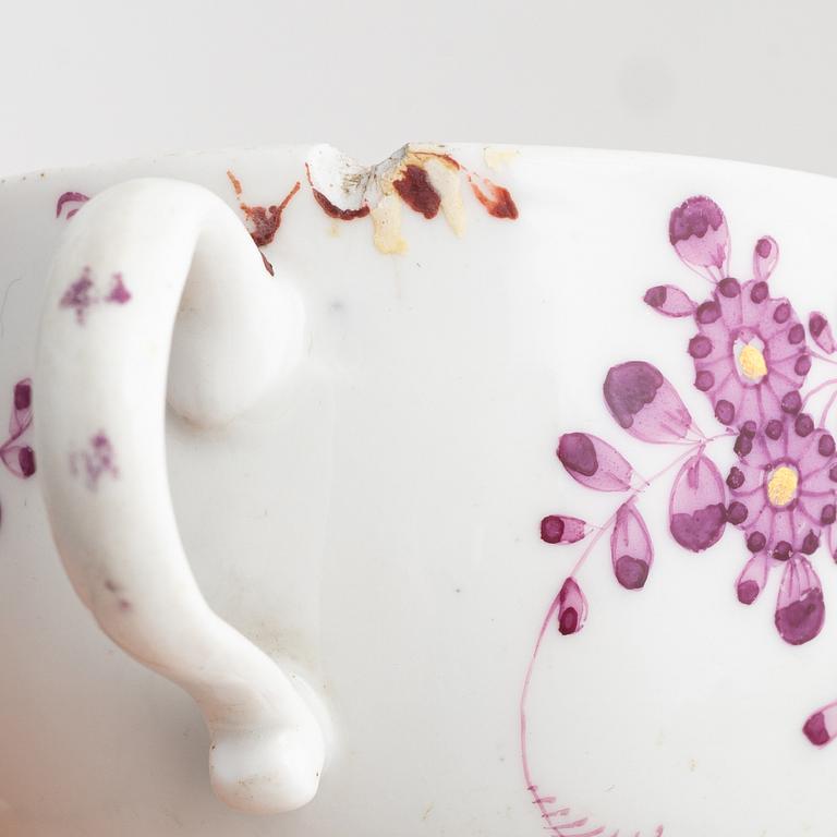 Parti porslin, 5 delar, Meissen, 1700-1800-tal, samt Tekanna med meissenliknande märke.