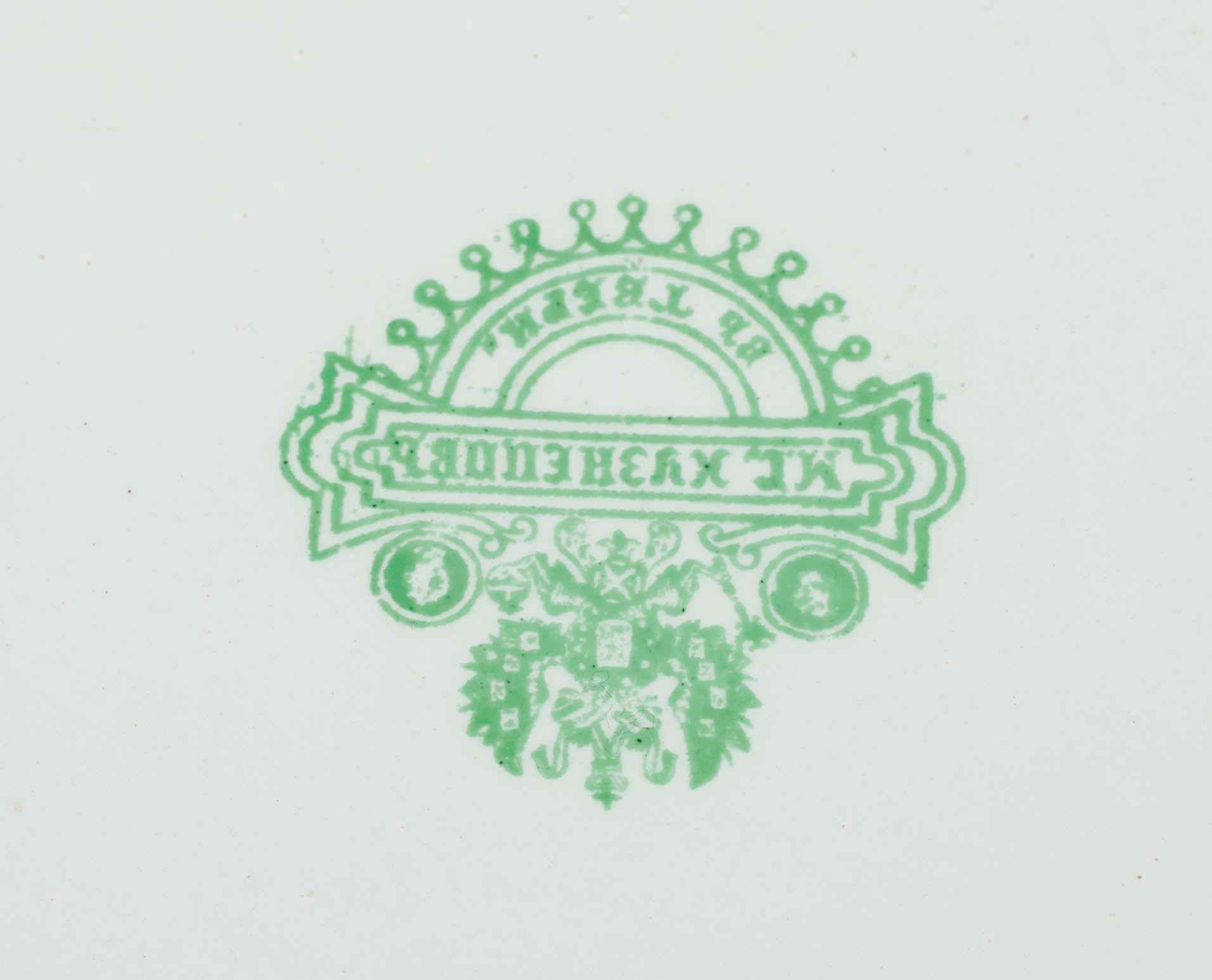 TVÄTTKOMMOD, målad plåt samt, SET MED TVÄTTATTIRALJER, 4 delar, porslin, Kuznetsov, 
Ryssland 1800-talets slut.