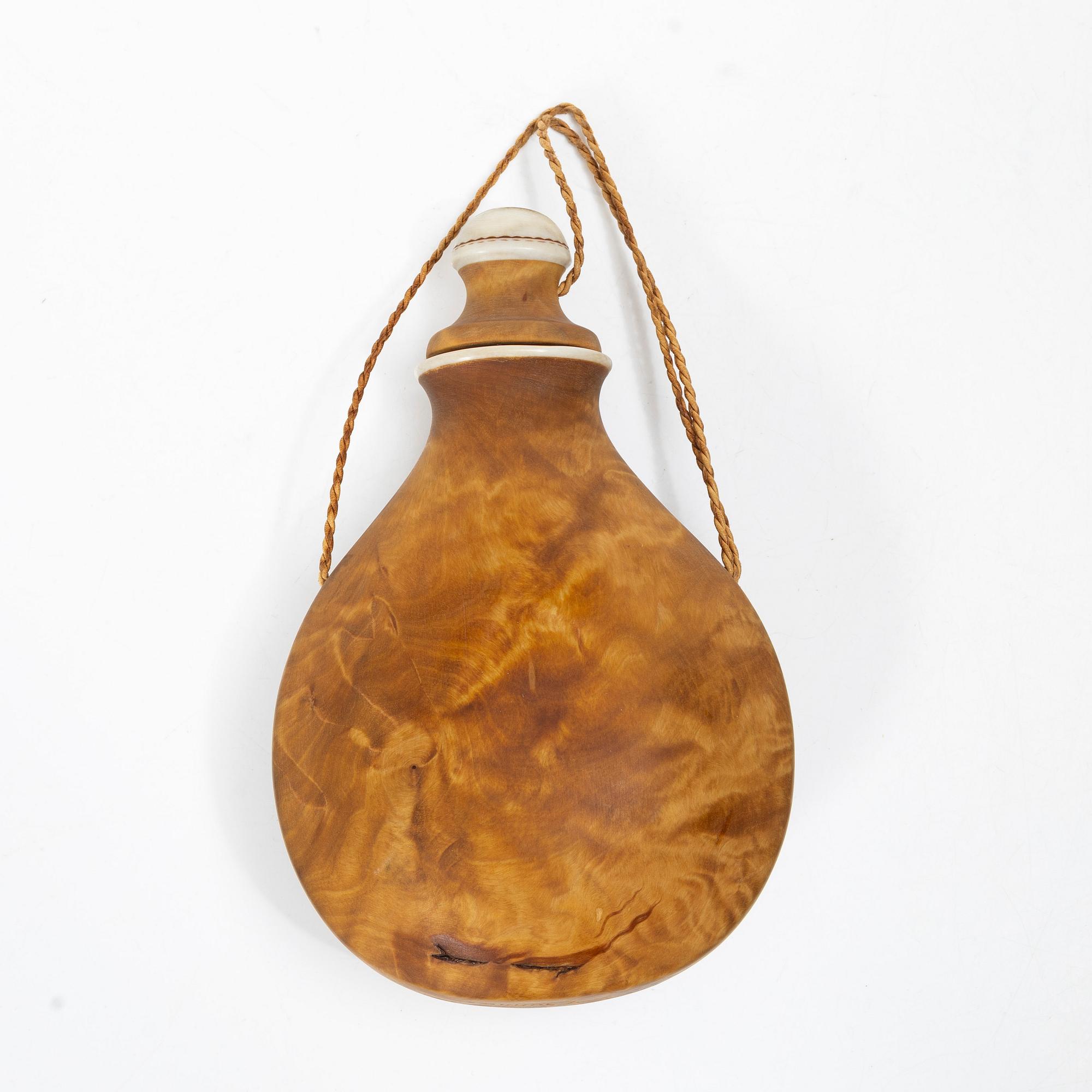 Thore Sunna, a salt bottle.