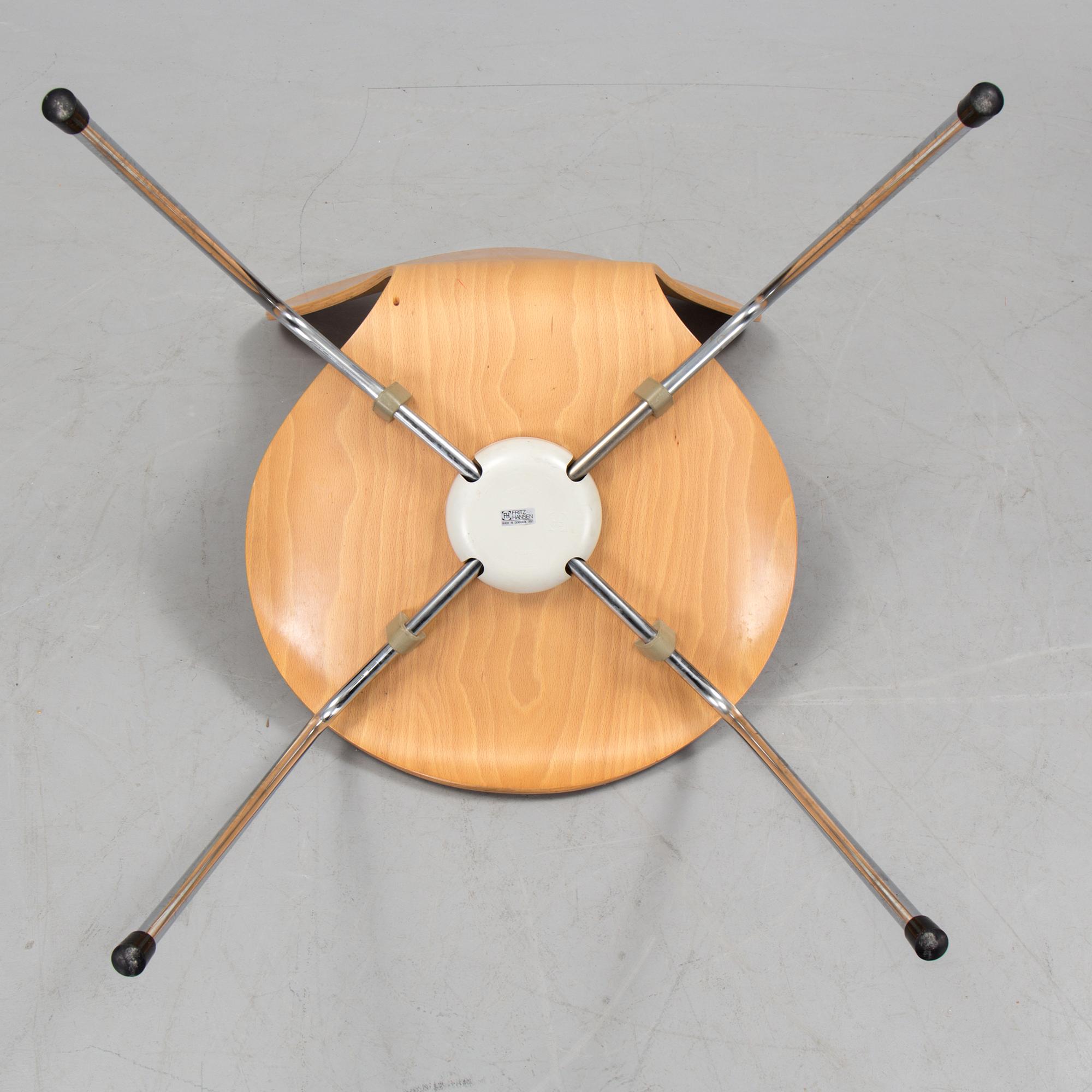 A set of 11 1980s  "Sjuan" chairs by Fritz Hansen.