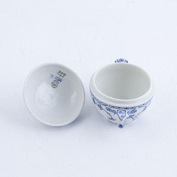 Royal Copenhagen, coffee and tea service, porcelain, "Musselmalet", half-lace, 38 pieces. Denmark.