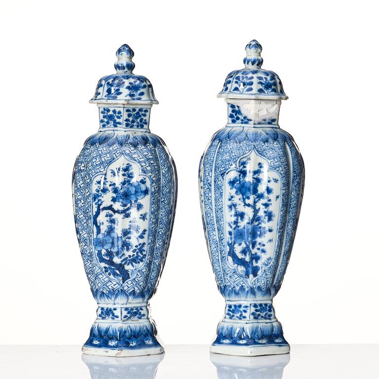 A pair of blue and white vases, Qing dynasty, Kangxi (1662-1722).