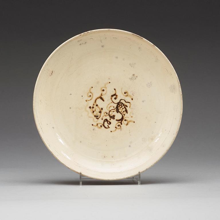 A crem glazed Citzhou dish, Yuan/Ming dynasty (960-1279).