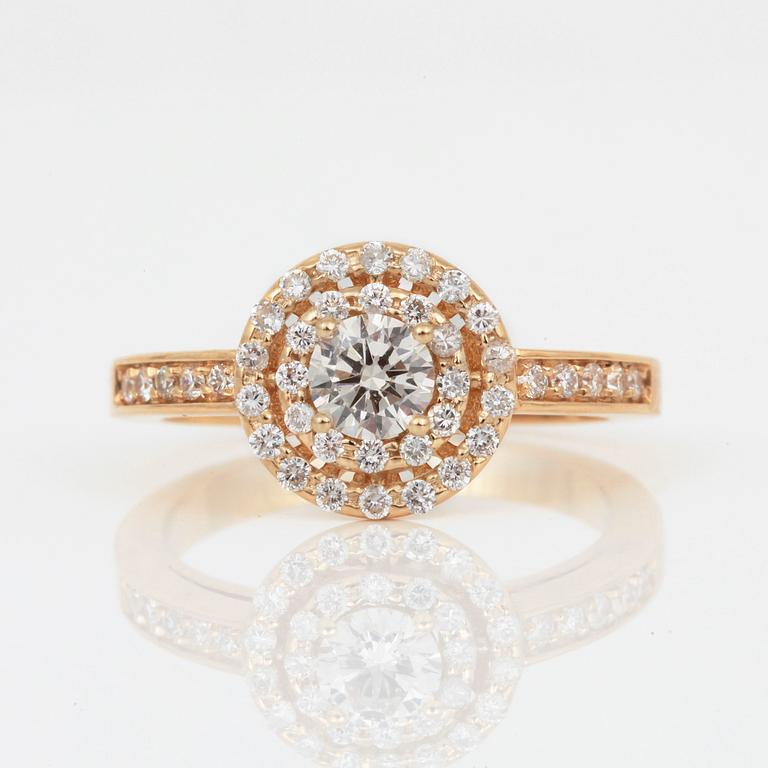 RING, 18K guld med briljantslipade diamanter, tot ca 0,76 ct. Total vikt ca 4,96 g.
