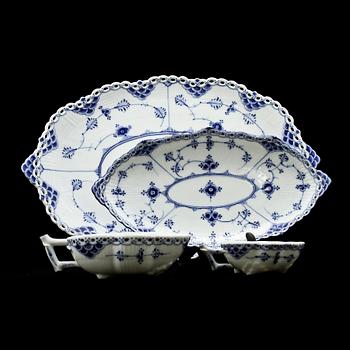 SERVISDELAR, 40 st, porslin, "Musselmalet", Royal Copenhagen, 1900-tal.