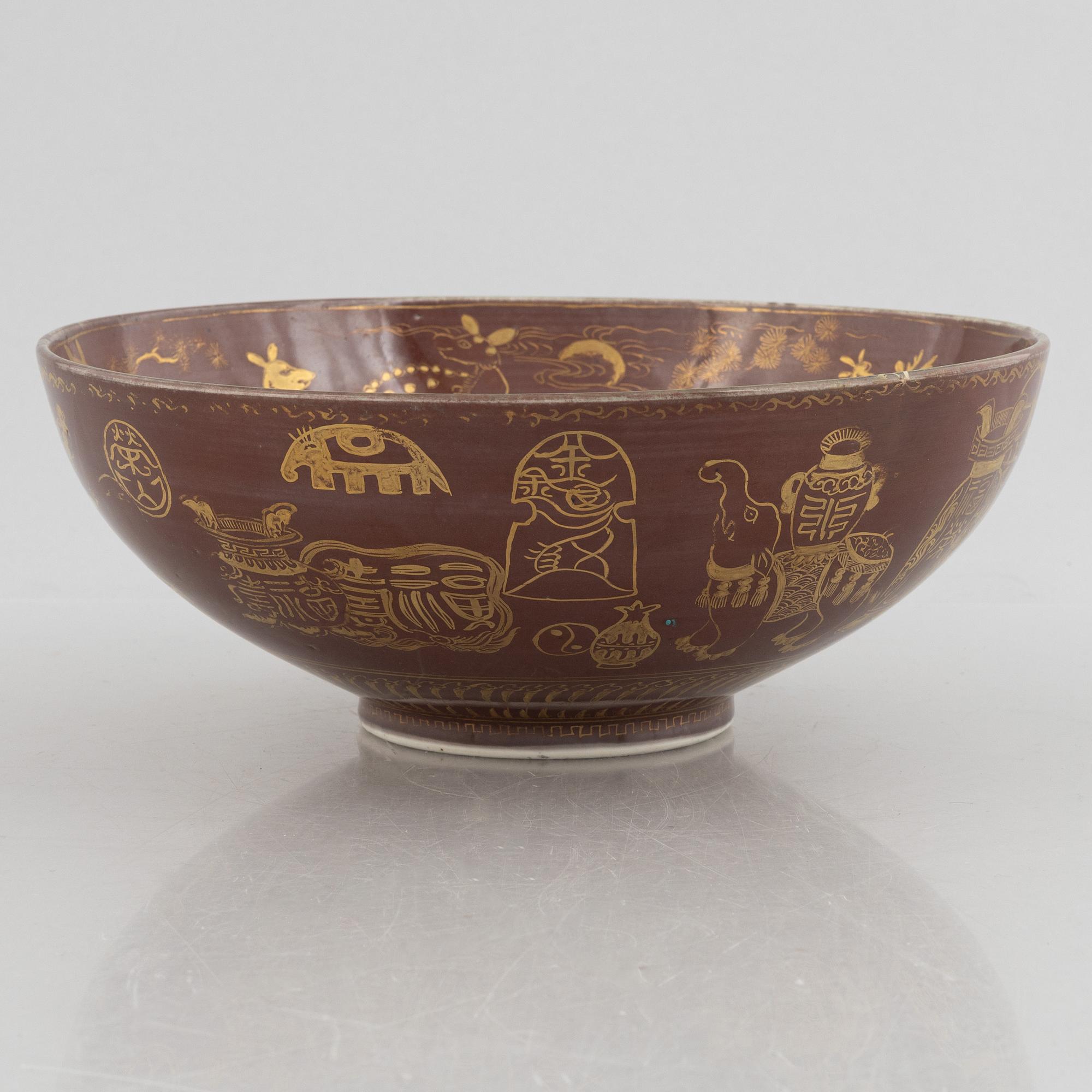 A brown glazed bowl with gilded decoration of animals and antiques, Qing dynasty, 19th century.