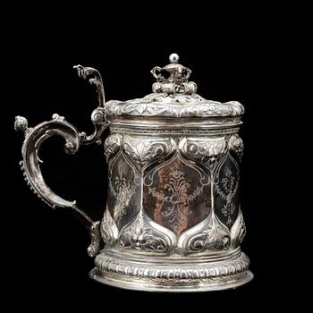 DRYCKESKANNA. silver, renässansstil, importstämplar samt K. Anderson, Stockholm, 1941. Vikt ca1180g.