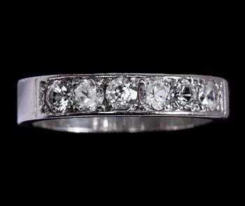 RING, 18 k vitguld med vita stenar, troligtvis bergkristall, Wiwen Nilsson, 1947. Vikt ca 6 g.