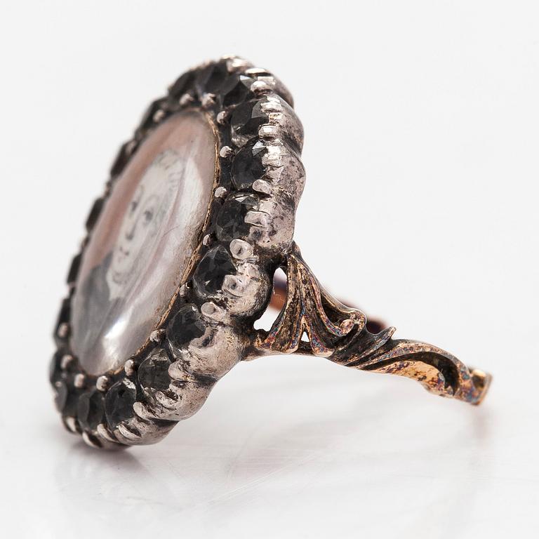 Ring in approx 17K gold/ silver with old-cut white topazes with a portrait of a lady, 18th century.