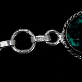 ARMBAND, silver med gröna fasettslipade stenar.