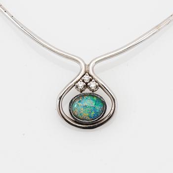 Collier, 18K vitguld med opal och briljantslipade diamanter.