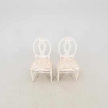 A late 20th century painted Gustavian style 5 pcs dining suit.