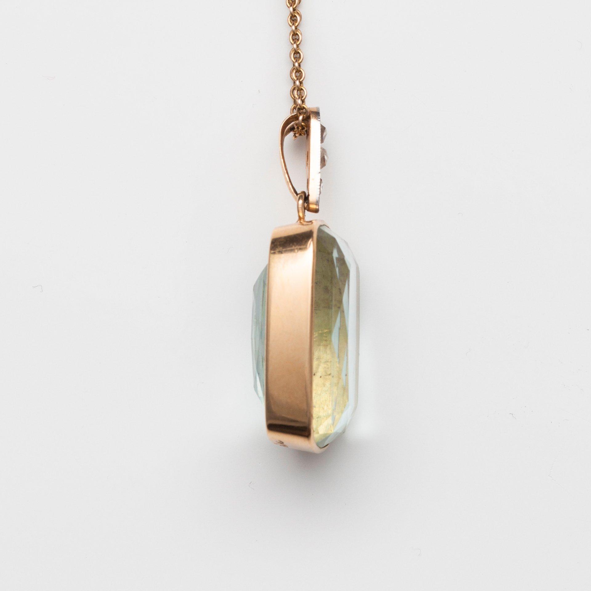 RIIPUS, 18K kultaa, akvamariini 24 x 16 x 11 mm, n. 25 ct, ruusuhiontaisia timantteja. Helsinki 1916. Ketju 44 cm.