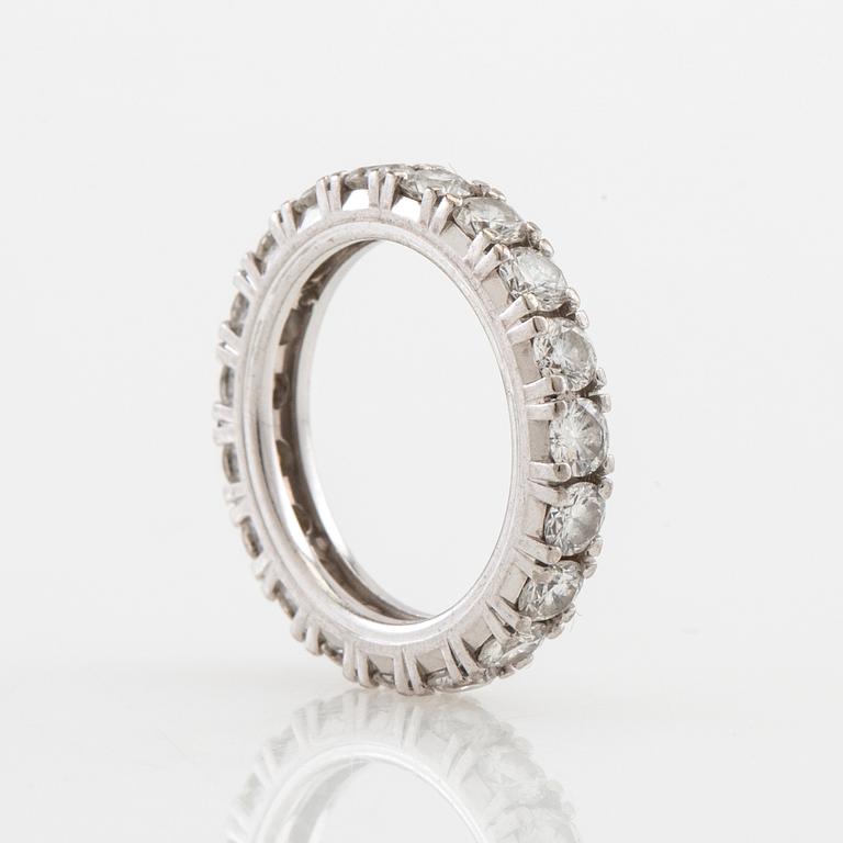 Ring, full eternity band in 18K white gold set with round brilliant-cut diamonds.