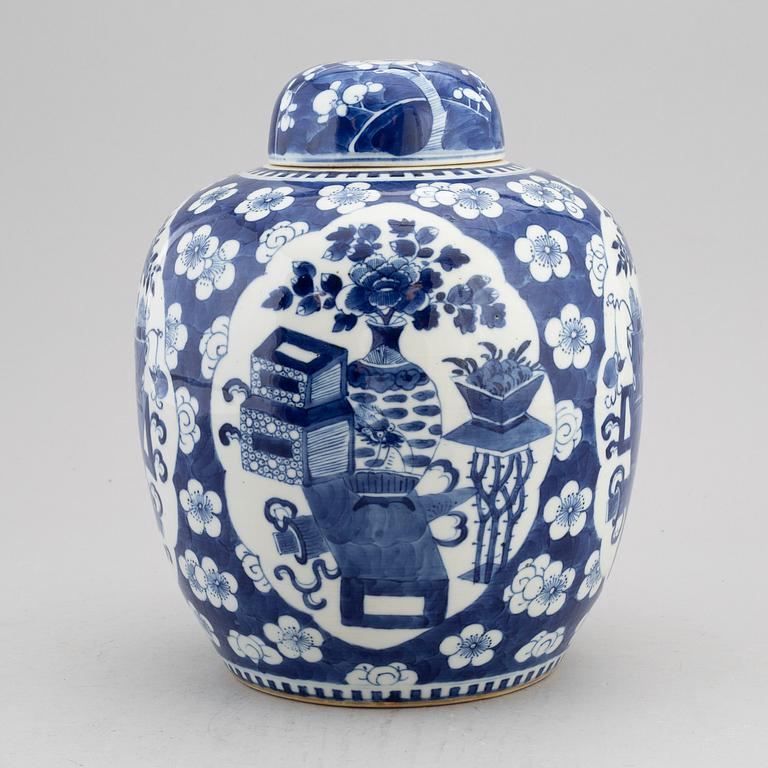 A blue and white jar with cover, late Qing dynasty, circa 1900.