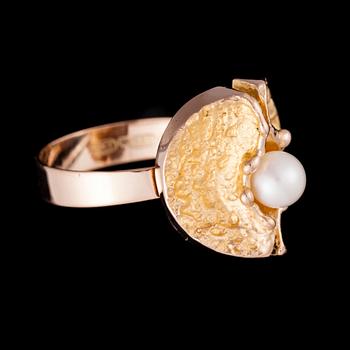 RING, 14K guld, pärla. Tammen Koru, Åbo 1972. Vikt 7,2 g.