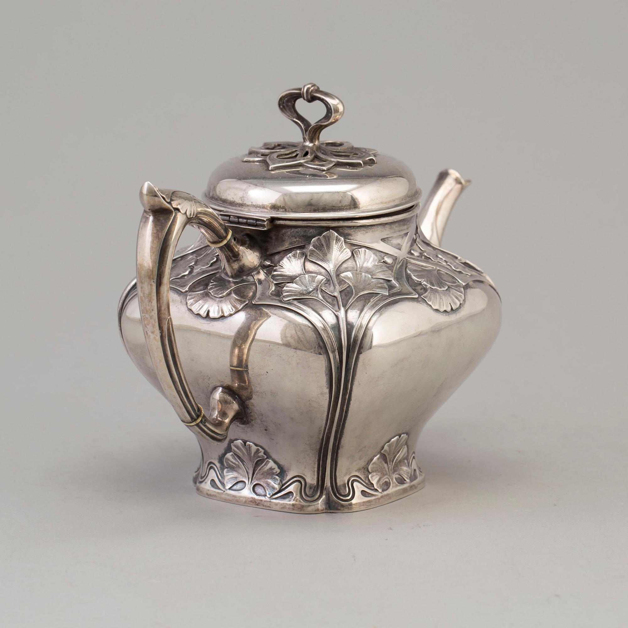 A Swedish Art Nouveau silver teapot, maker's mark CF Carlman, Stockholm, 1904.