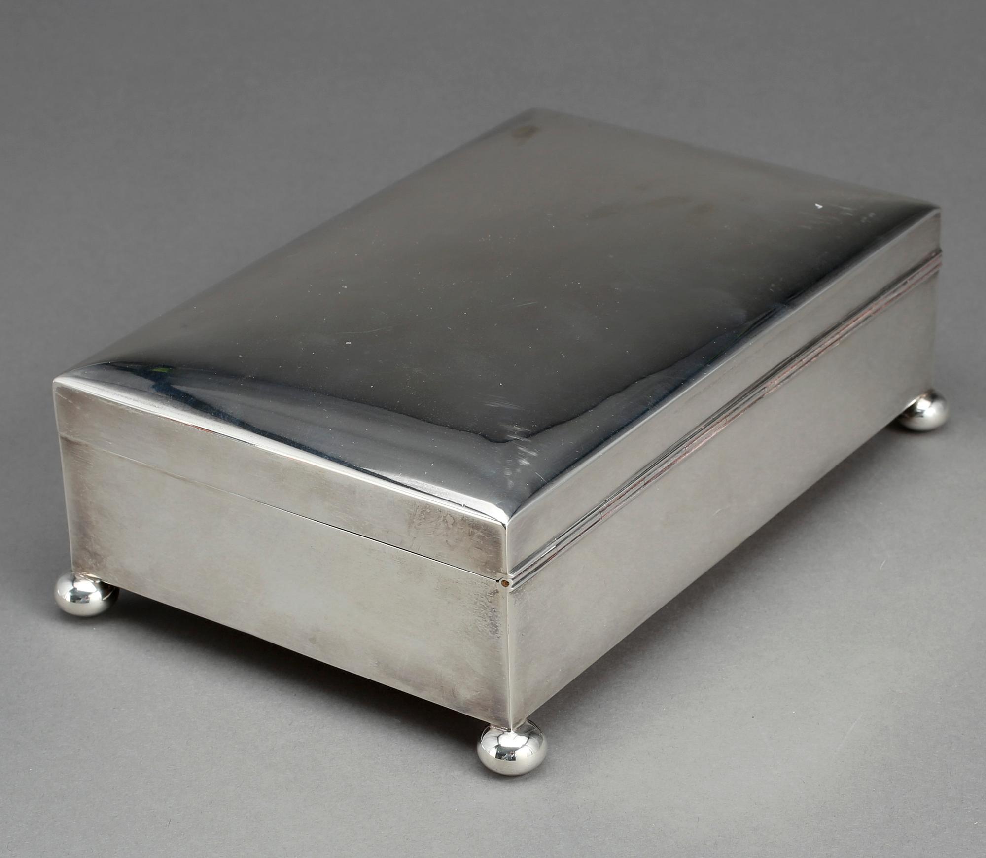 SKRIN, silver, GAB, Stockholm, 1928. Vikt inkl inredning i trä ca 926 gram.