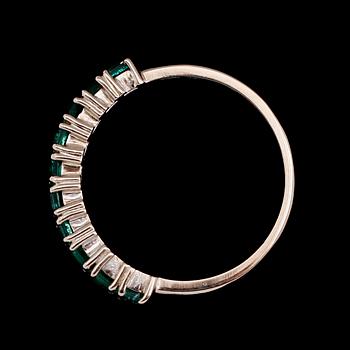 RING, 18 k vitguld, gröna stenar, svenska stämplar 1983, total vikt ca 3 g.